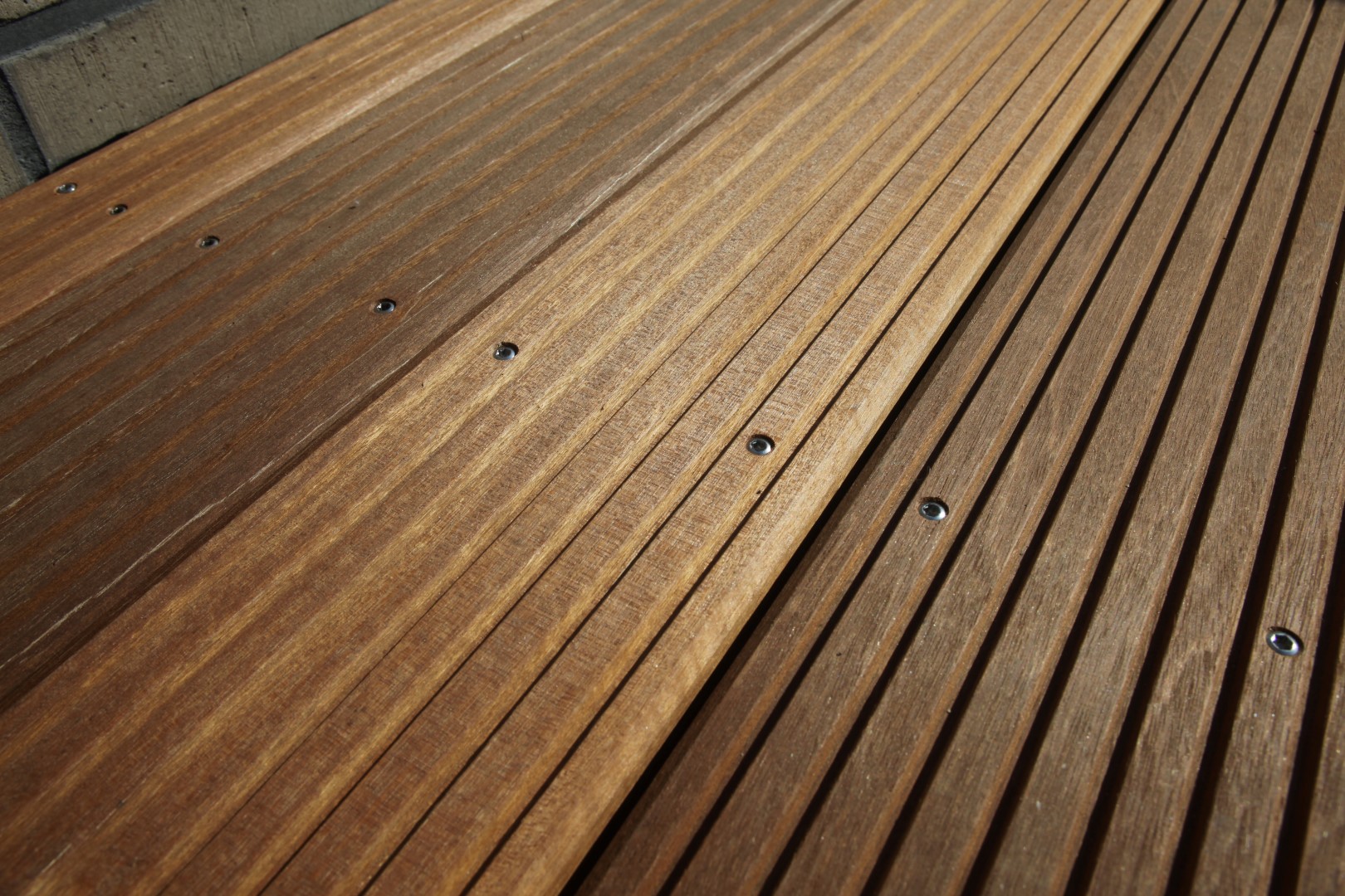 Edelholz oder Hartholz für die Terrasse: Wir restaurieren Holzterrassen in Berlin.